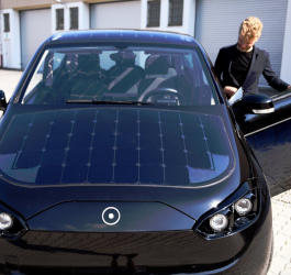 Carro elétrico movido a energia solar se recarrega enquanto anda