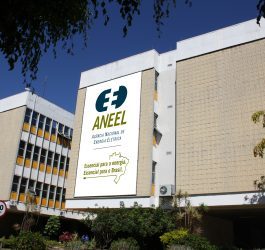 ANEEL inaugura usina fotovoltaica em sua sede