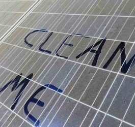 É preciso limpar o painel solar?