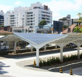 Restaurante economiza 70 mil reais de energia com estacionamento solar