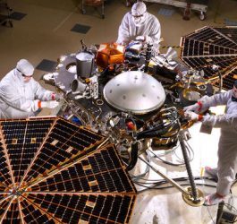 Movida a energia solar, sonda Mars Insight inicia trabalhos em Marte
